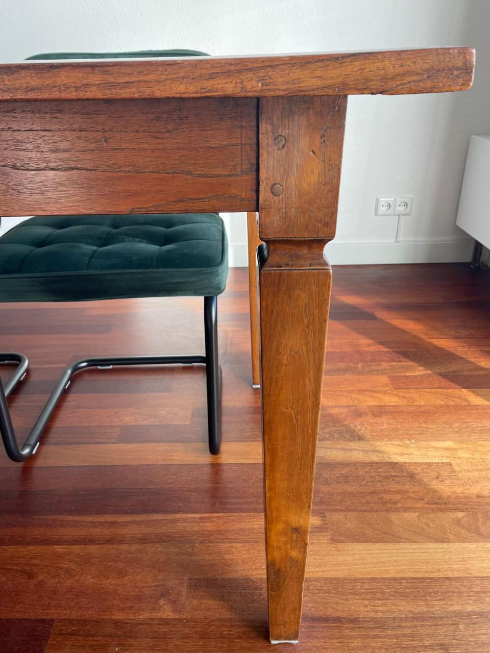 Robuuste houten eettafel – karaktervol en tijdloos