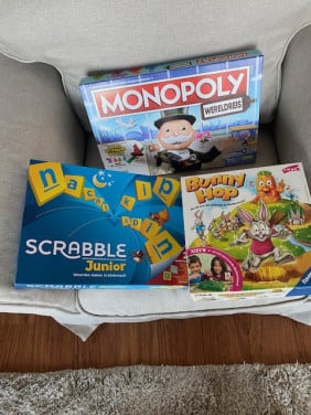 3 spellen . Monopoly,(wereldreis) scrabble ,Bunny hop