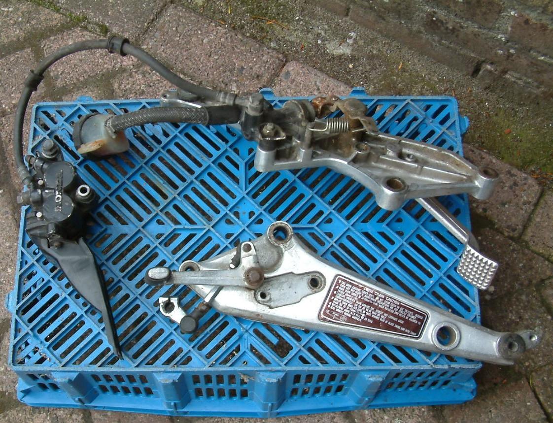 Veel gedemonteerde honda bol dor  en cb onderdelen -en gestrand project