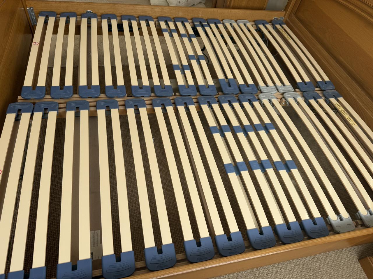 Ledikant,1 ELEKTRA, 1 HAND. 2 Matr. 2 Lattenb. 2 Nachtkastjes Perfecte st.