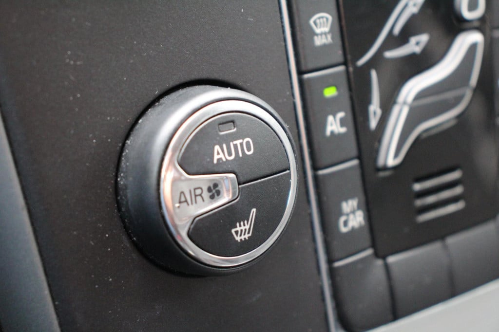Volvo V40 2.0 t2 momentum - navi - cruise - grootlicht ass - led - pdc - st