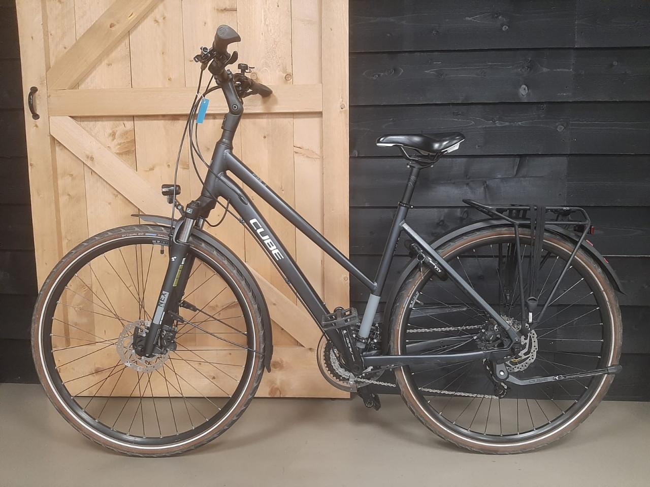 Nette 2 jaar jonge Cube E touring met 27 versnellingen