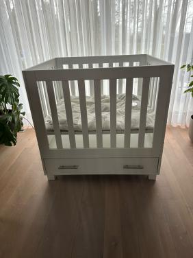 Witte houten box in hoogte verstelbaar inclusief speelgoedlade