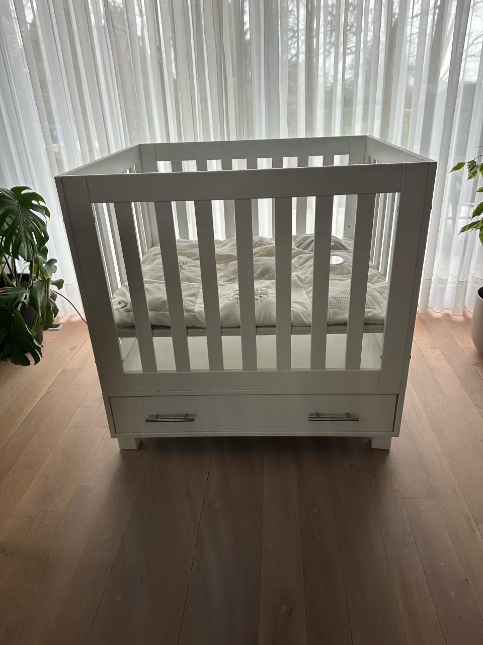 Witte houten box in hoogte verstelbaar inclusief speelgoedlade