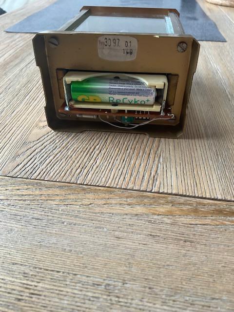 De klok is een vintage KUNDO skeleton carriage clock