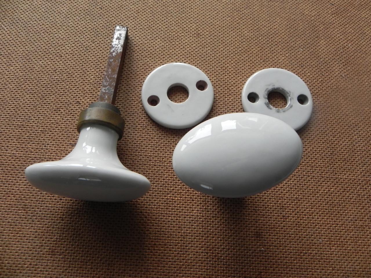 Set porceleine deurknoppen met rozet