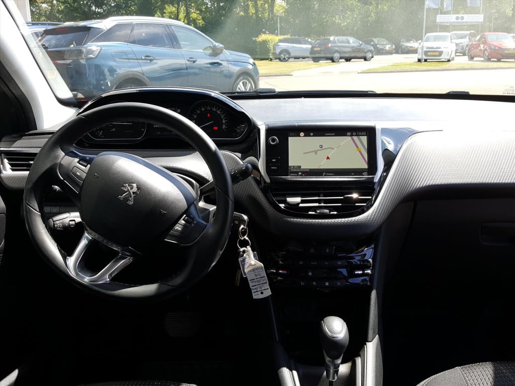 Peugeot 208 1.2 puretech 110pk 5d allure automaat6 navigatie | trekhaak | a