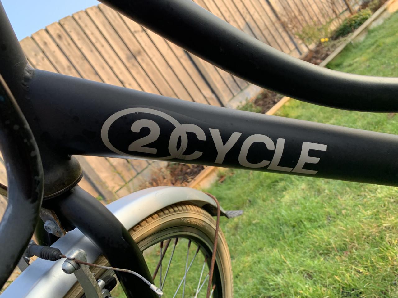 Zwarte Omafiets van het Merk 2 Cycle met Krathouder 24inch