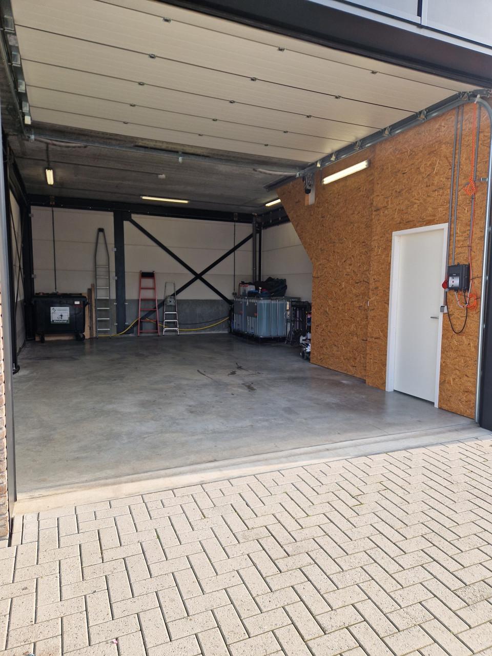 Loods met kantoorruimte