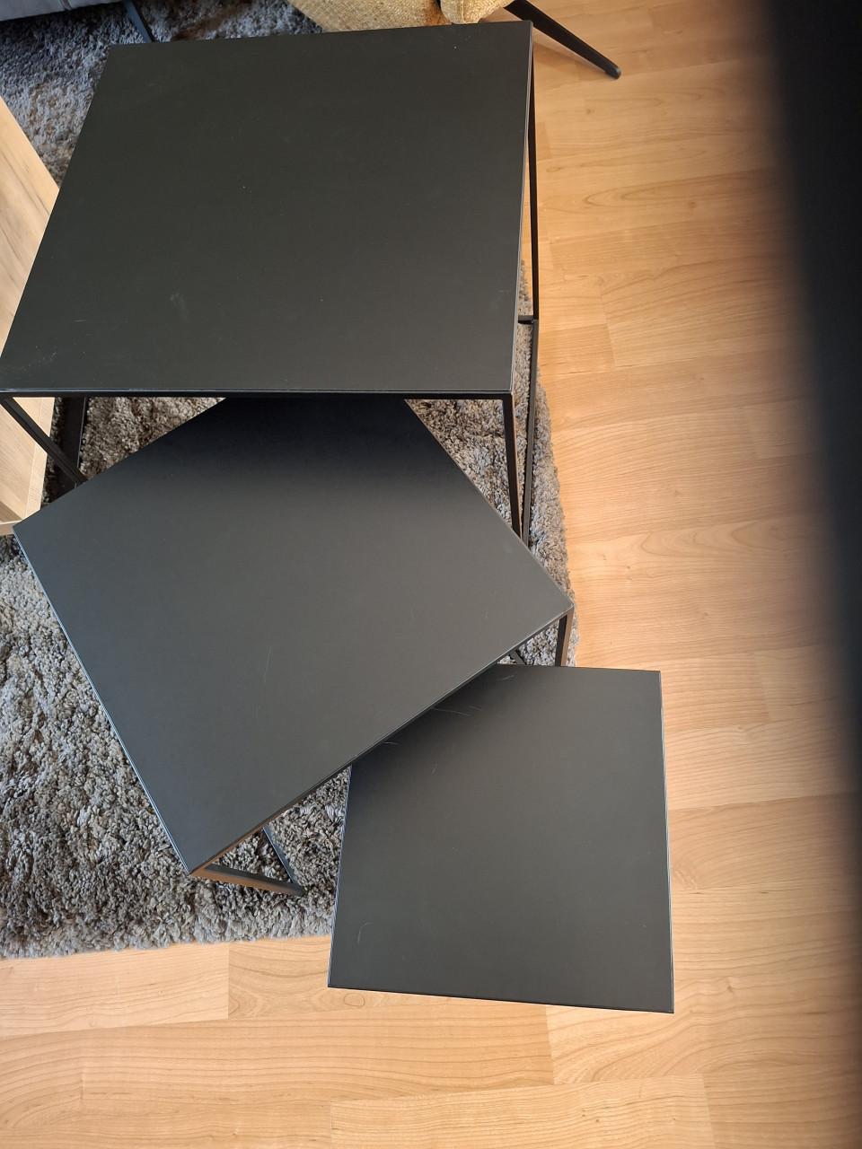 Staande lamp met 3 poot hout en 2 kappen en salontafels of bijzettafeltjes