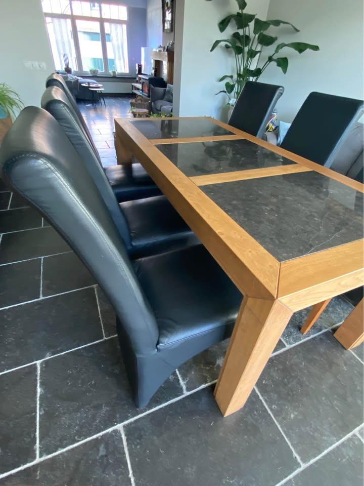 Eetkamer tafel + 6 lederen stoelen