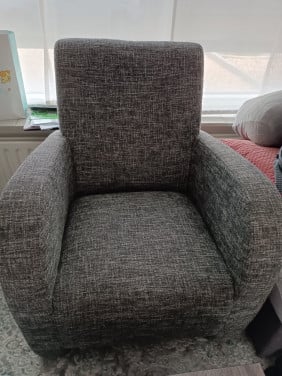 Grijze fauteuil met gratis hoes