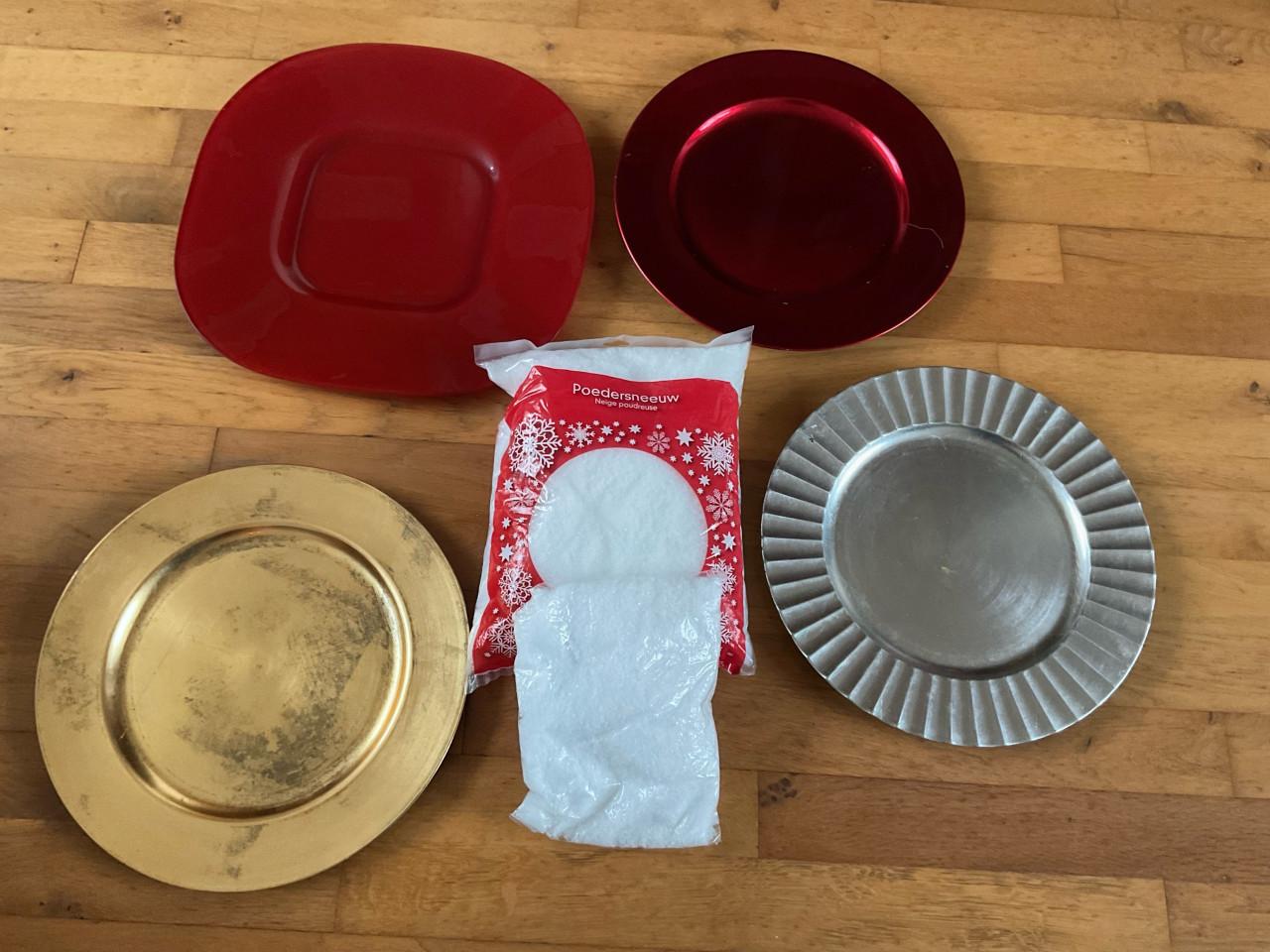 Kerst sierborden en 2 zakjes poedersneeuw alles voor € 5