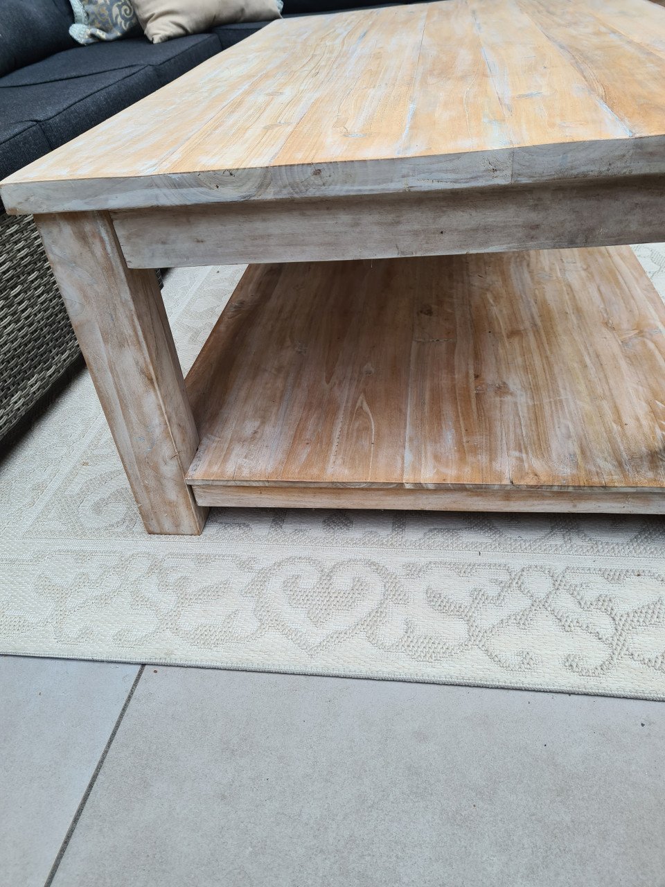 Mooie zware tafel van goede kwaliteit.