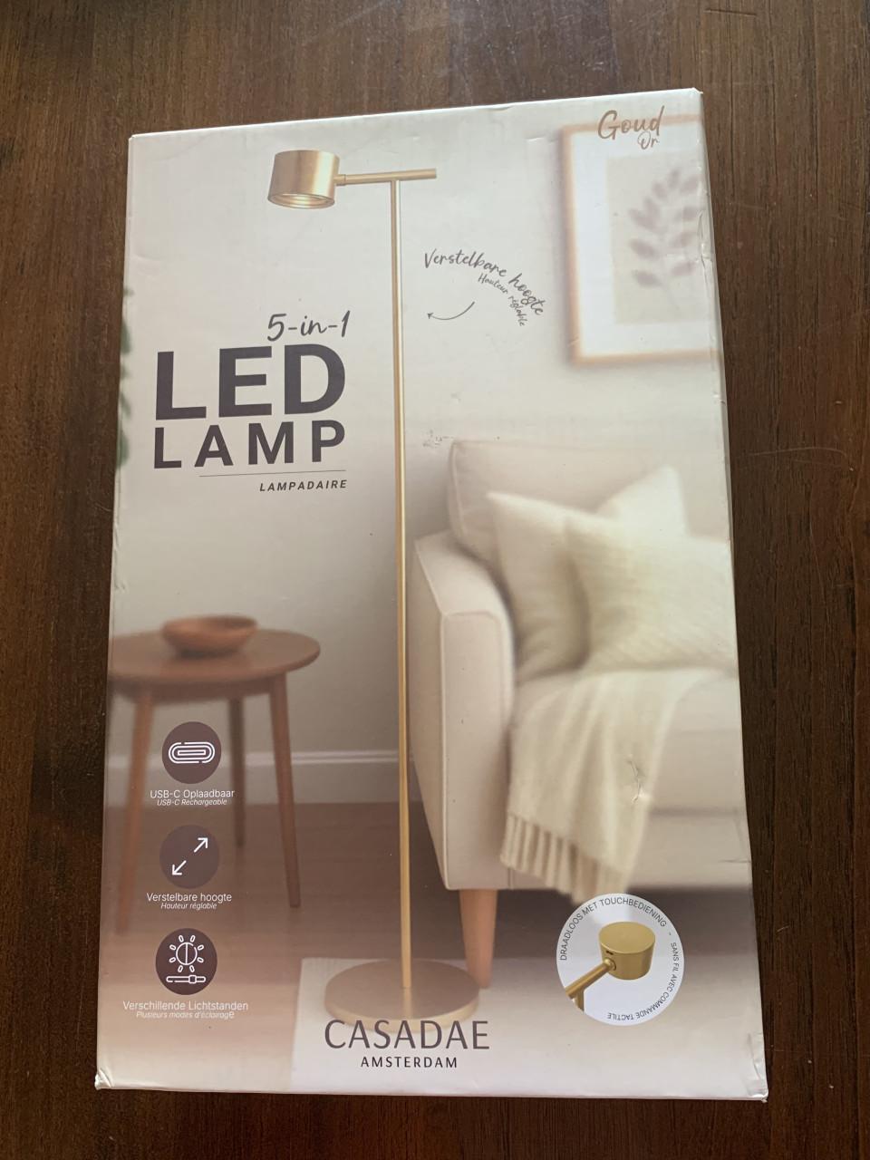 Nieuwe Casadae 5-in-1 LED lamp in goudkleur