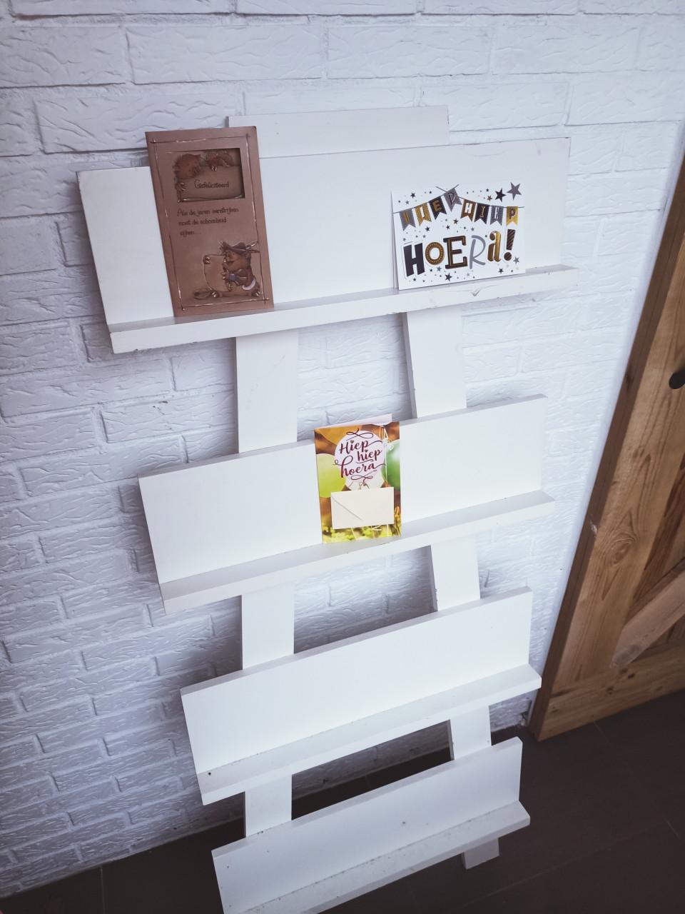 Gratis houten wandrek voor kaarten/tijdschrift