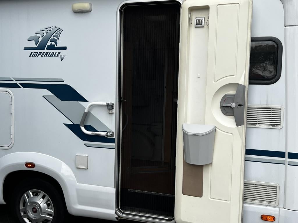 Weinsberg Onbekend r49 x250/2 | camera | groot bed | radio | luifel