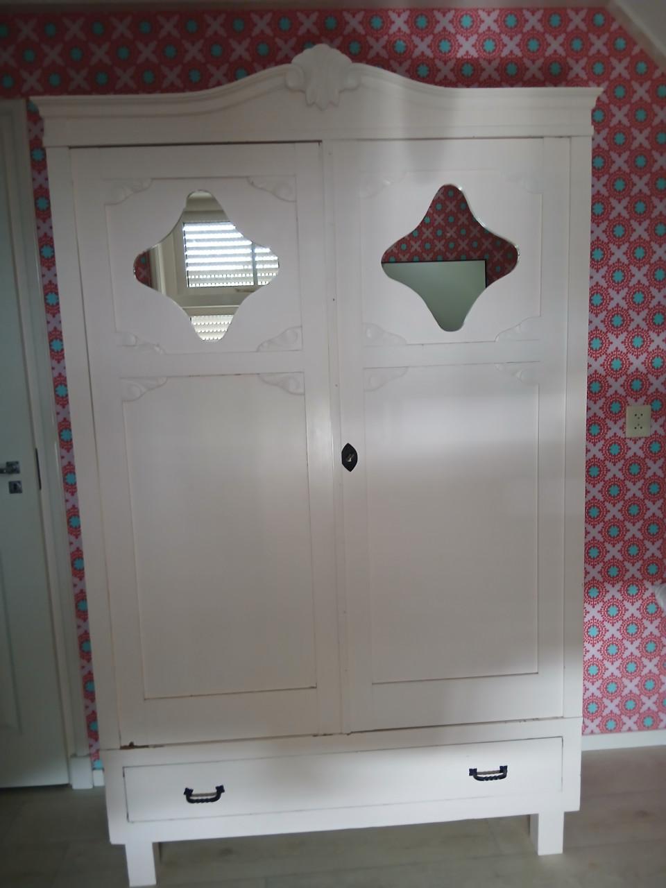 Te koop kledingkast met spiegels