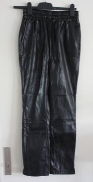 Nieuwe zwarte lederlook broek met elastiek maat xs