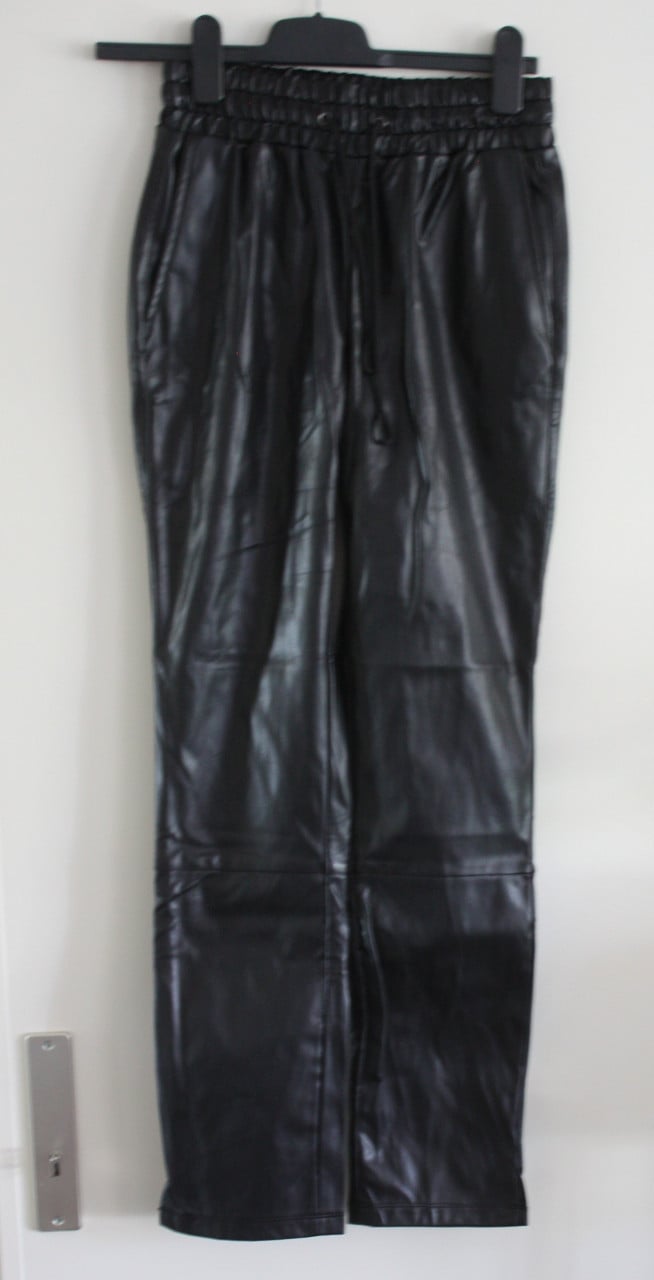 Nieuwe zwarte lederlook broek met elastiek maat xs
