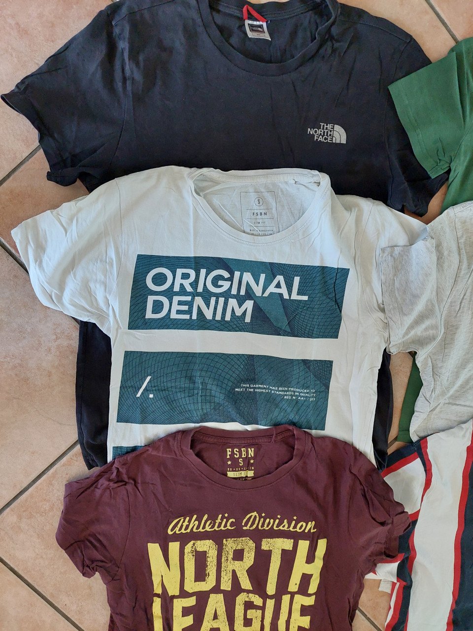 6 heren(merk)t-shirts mt small o.a Levi's