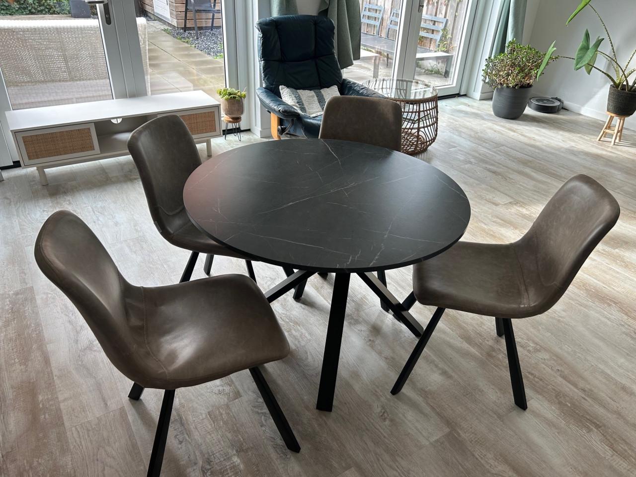Te koop: Stijlvolle eettafel met 4 stoelen – Zo goed als nieuw!