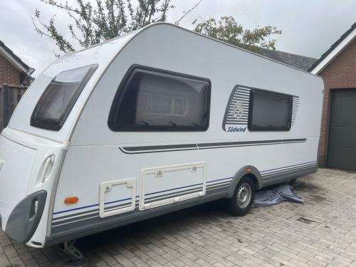 6-persoons knaus Südwind caravan met stapelbed