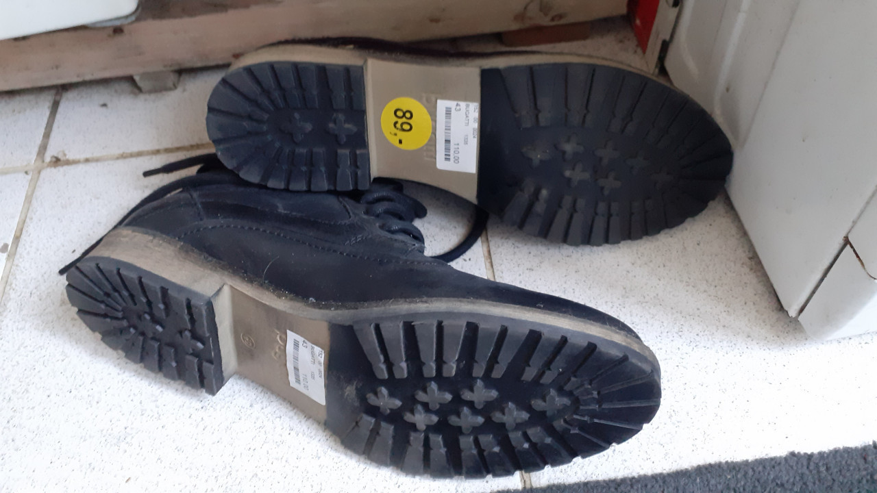 Diverseb Damesschoenen , halve Laarsjes maat 43 zwart ......BUGATTI....