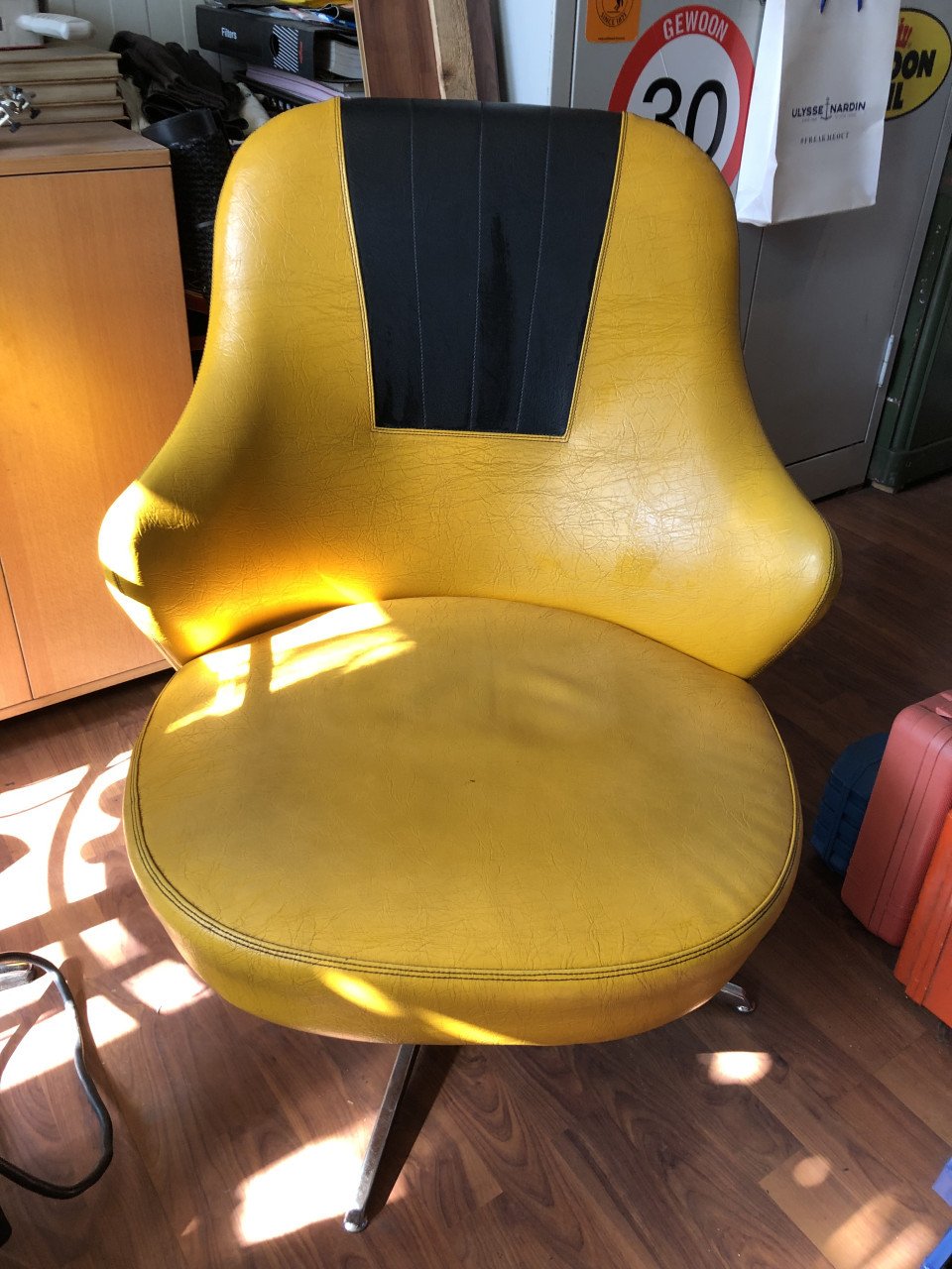 2 vintage draaifauteuil op metalen voet.