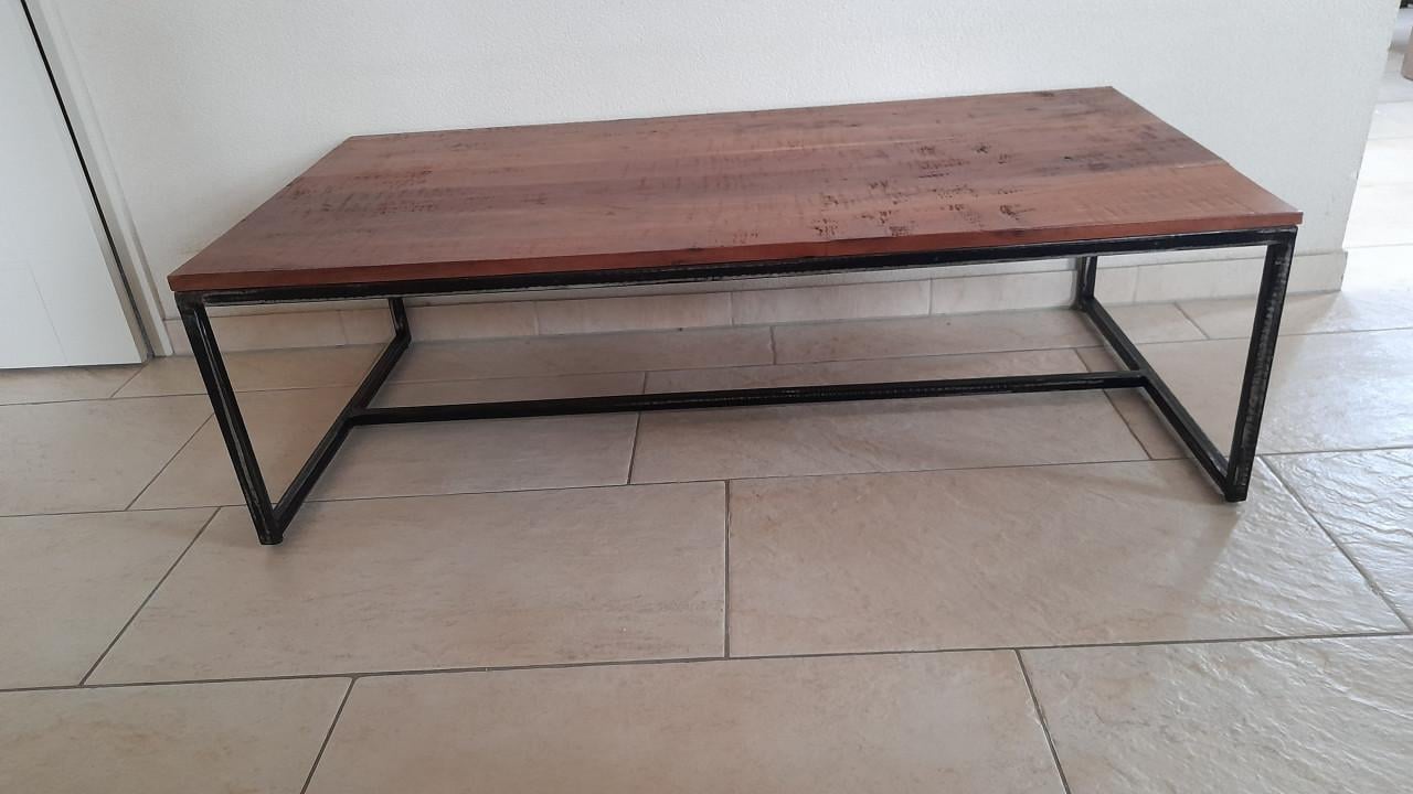 Prachtige salon tafel 118 x 60 x 36H (z.g.a.n.)