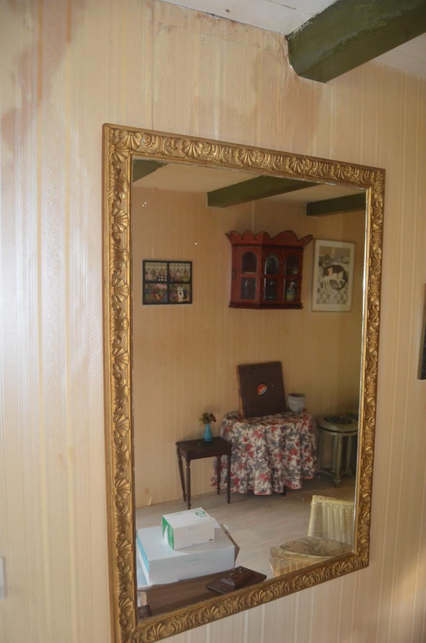 Grote spiegel goudkleurige lijst in goede staat.