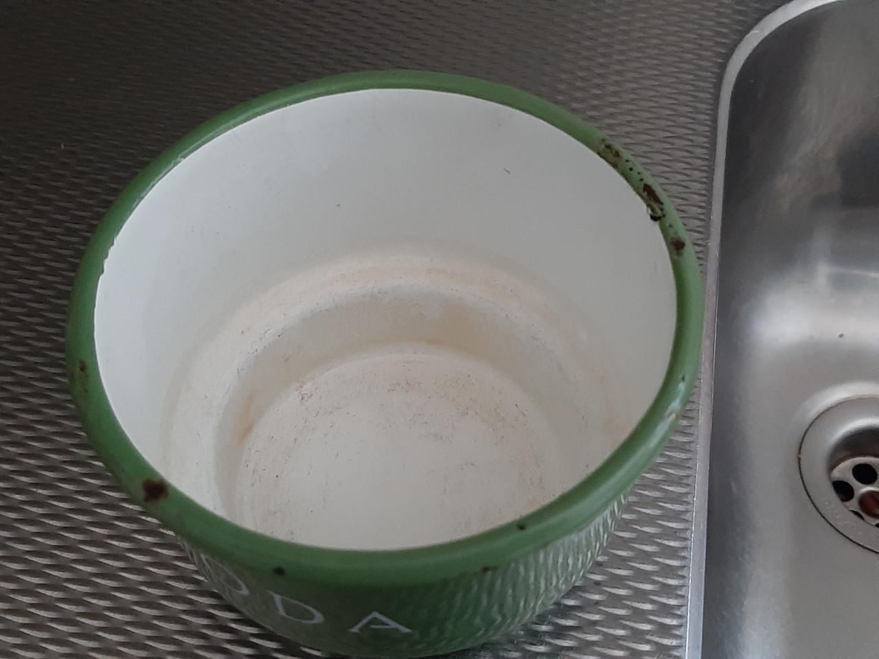 Zeep zand en soda emaile rekje