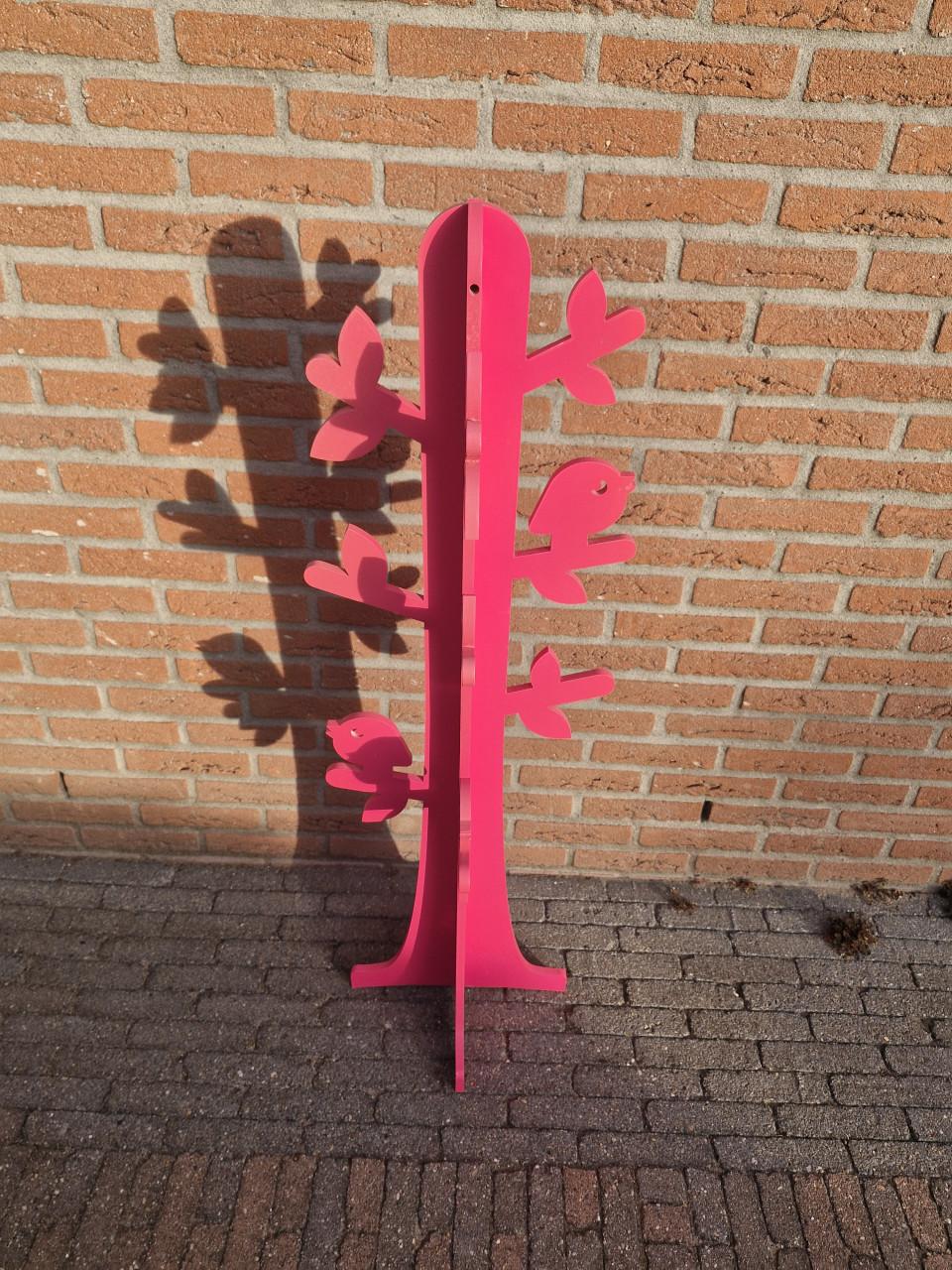 Diversen. Kinderkapstok, lamp, opbergmand, Wandmeubel, tafeltje