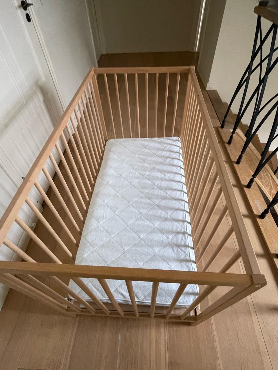 Babybedje met bijpassend schoon matrasje.