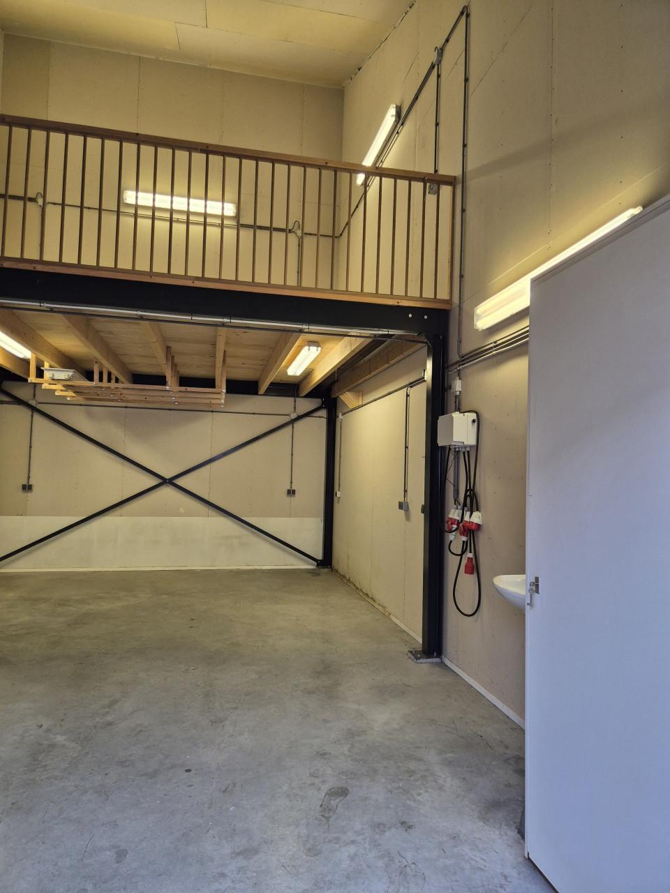 Bedrijfsruimte, opslag, Kantoor te huur