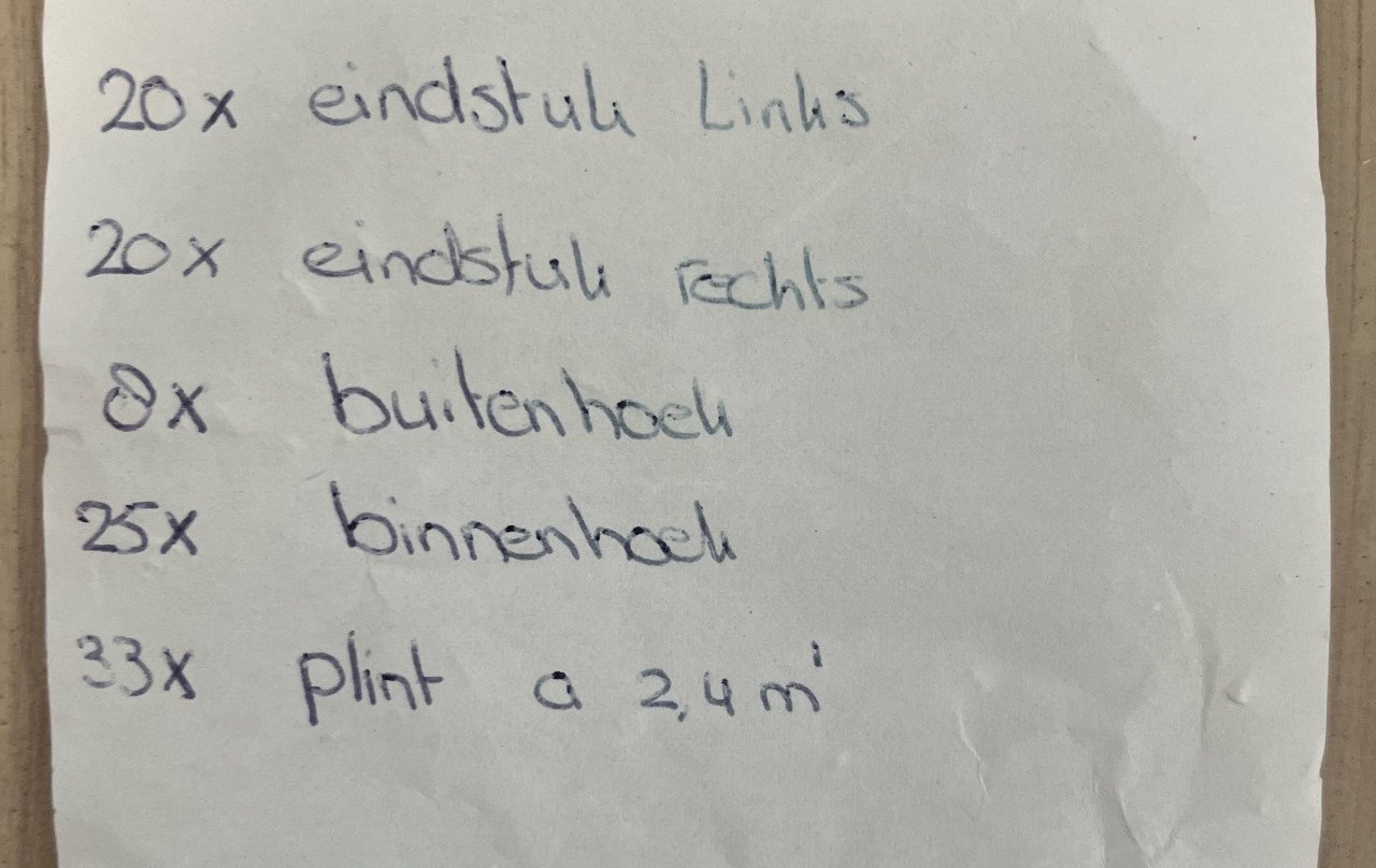 Nieuwe vloerplinten eiken grijs gerookt