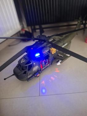 Groot vliegtuig met licht en geluid  div poppetjes+auto