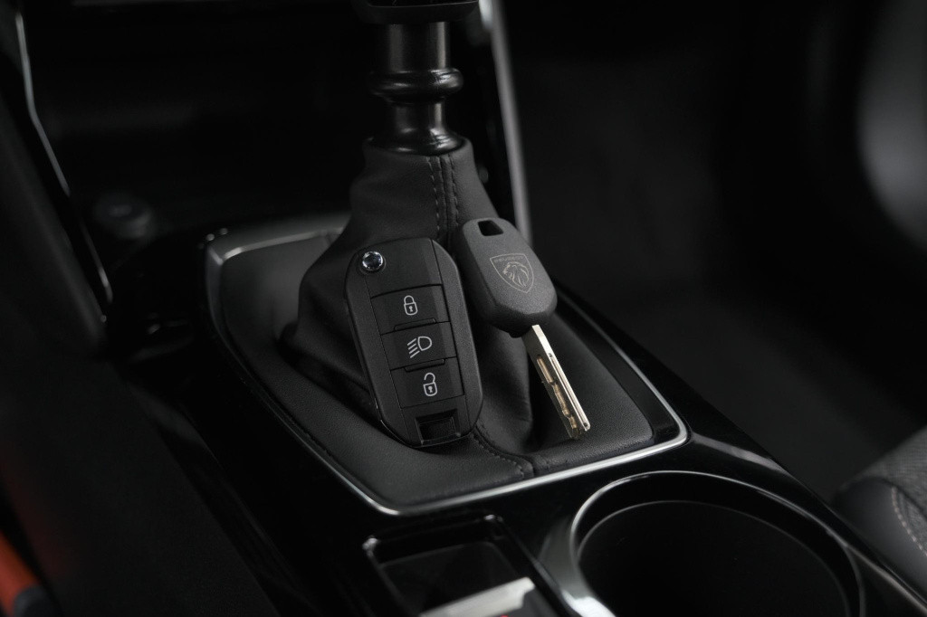 Peugeot 2008 puretech 100 allure | camera | navigatie | apple carplay | par