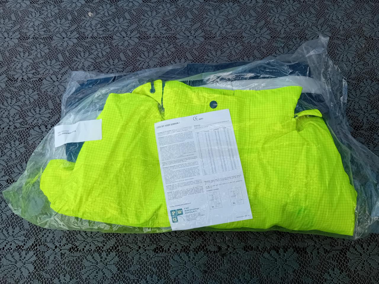 Doorwerkjas met signaalkleur en uitneembare bontvoering. PWG Mt.EL.