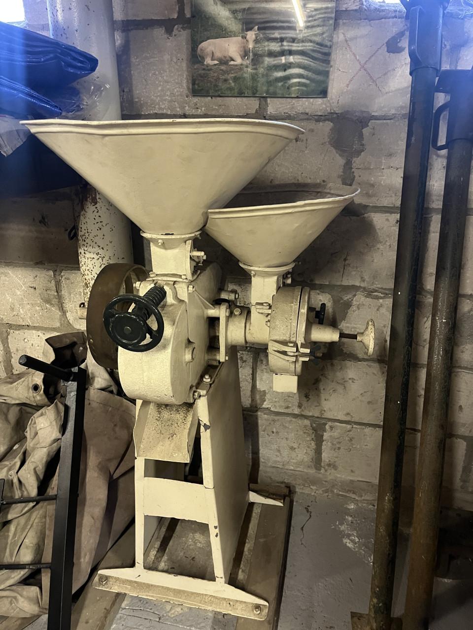 Dubbele molen voor malen en pletten van mais / haver etc