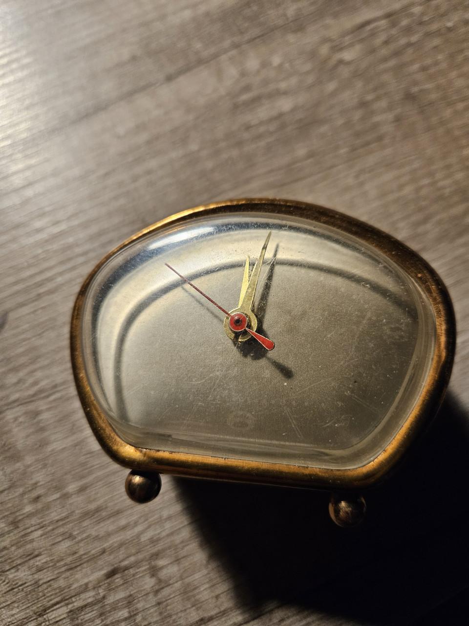 Heel leuke jaren 50/60 metalen tafelwekker (retro) in werkende staat...