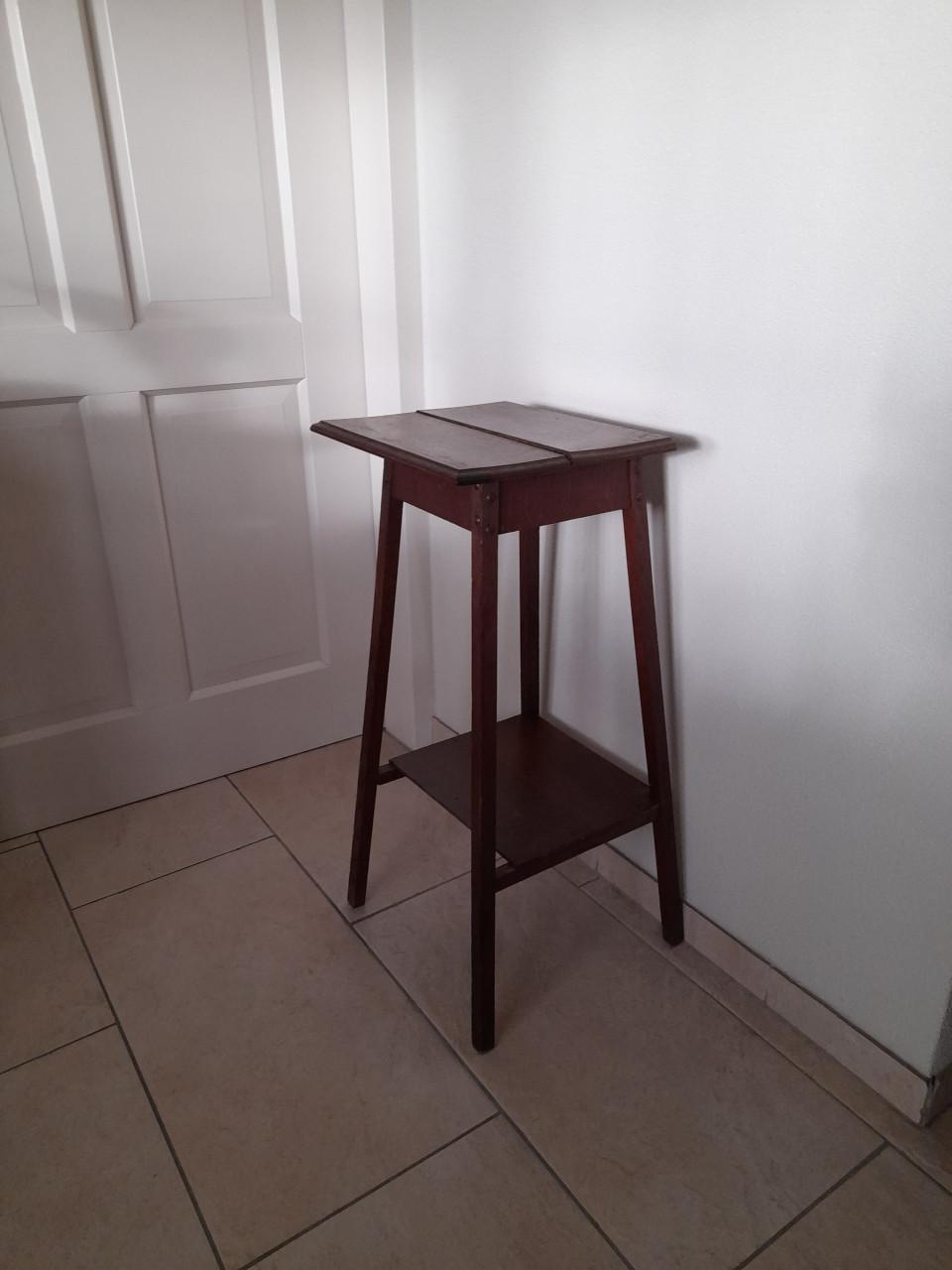 Planten tafel 35 x 29 x 76H (in goede staat)