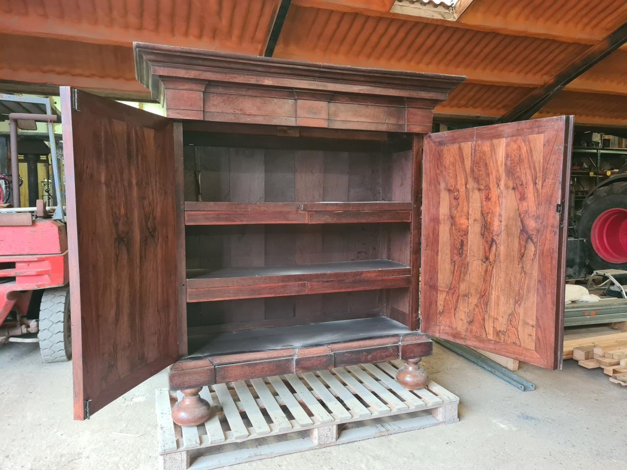 Antieke kast pastoorskast