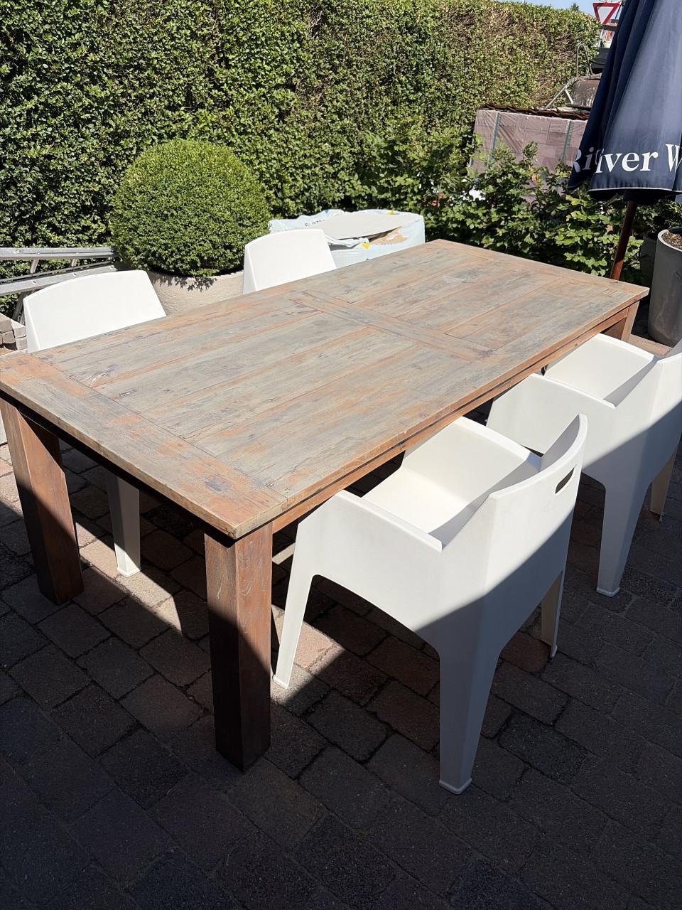 Houten tafel plus 4 kunststof stoelen