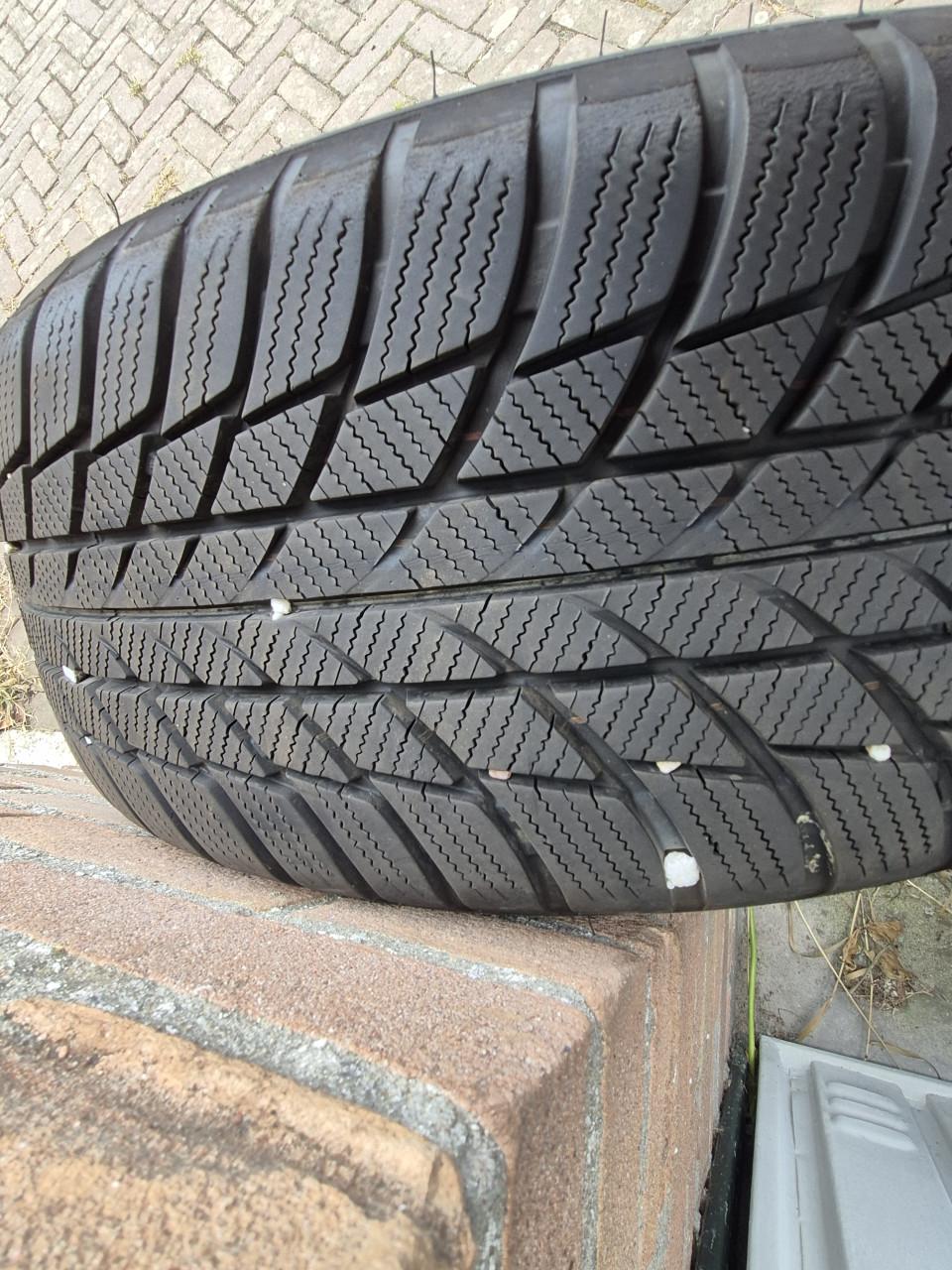 BMW winterbanden 225/55/R17met zwarte velgen