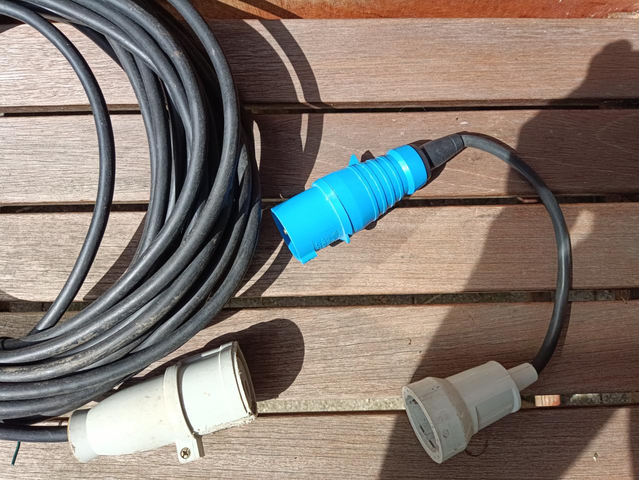 Zware voedingskabels 3 x 2,5 met lengte van 21 en 19 meter