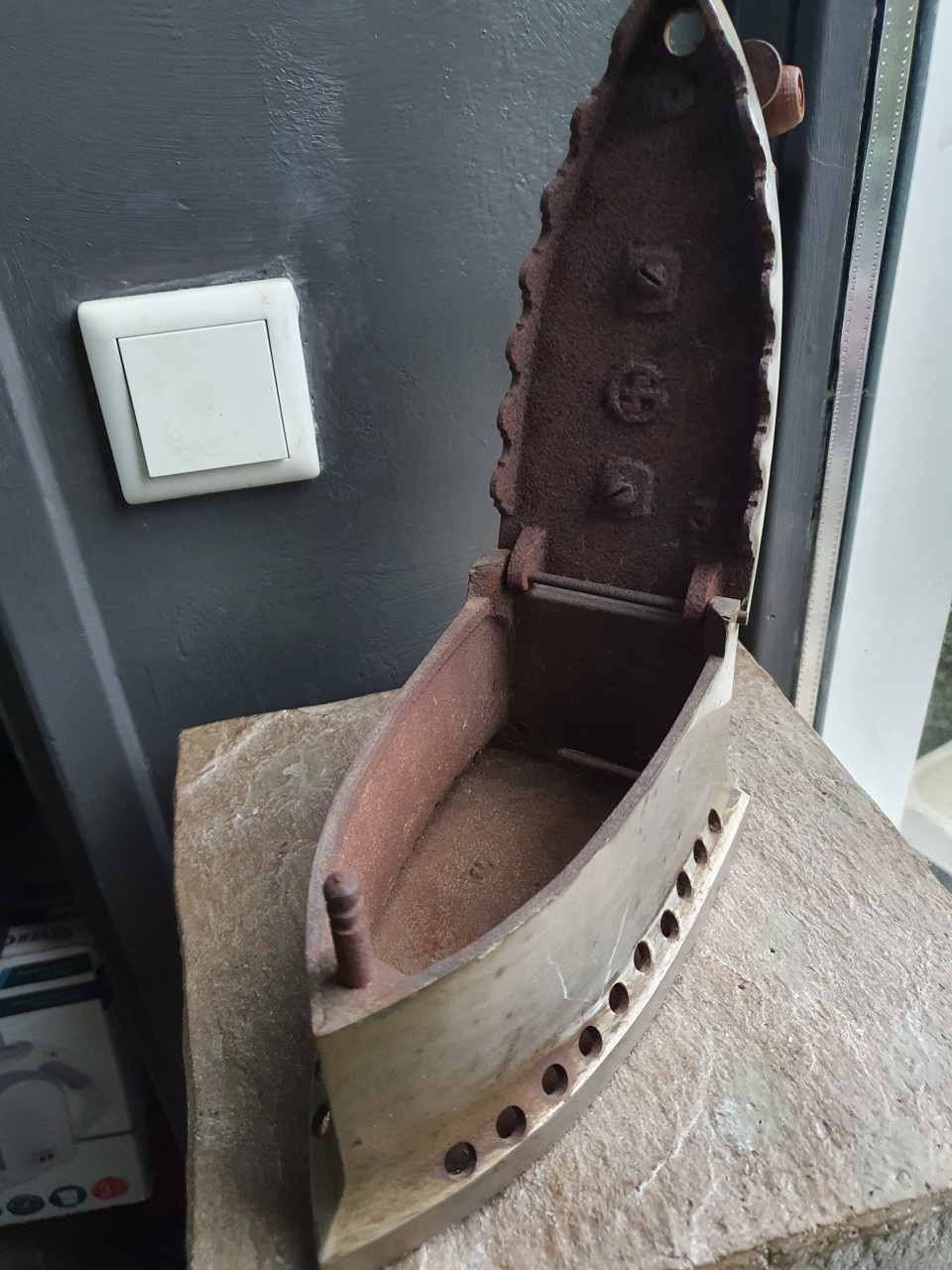 Zeer fraai antiek strijkijzer met houten handvat, van metaal, zilver....