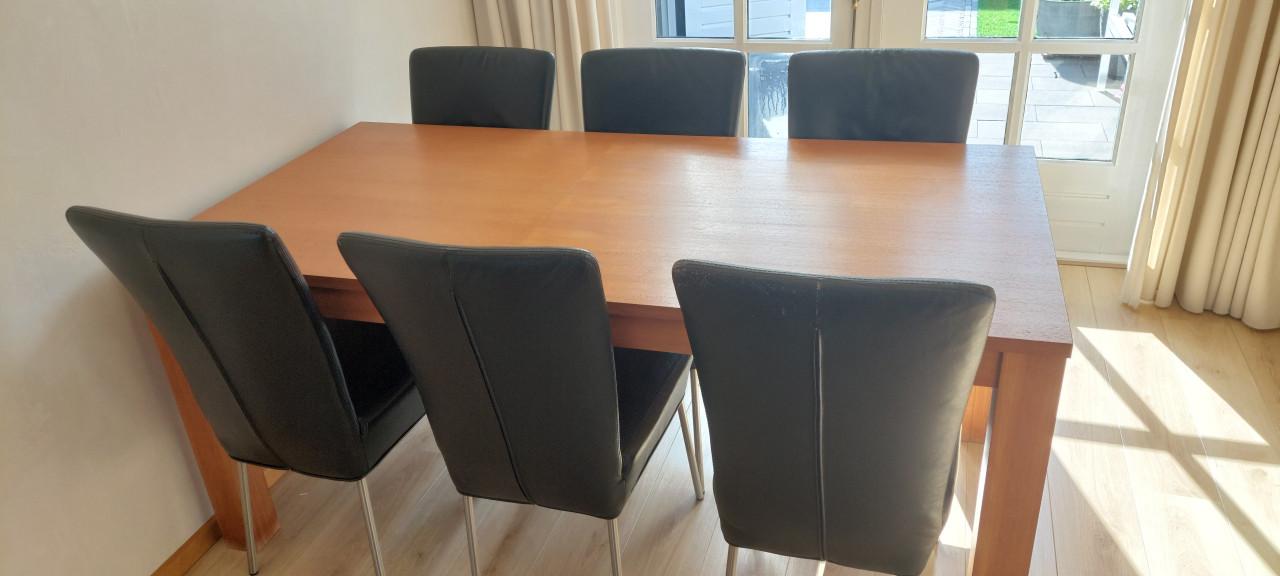 Dressoir, tv-meubel, salontafel, hoektafel, banken en eettafel met stoelen