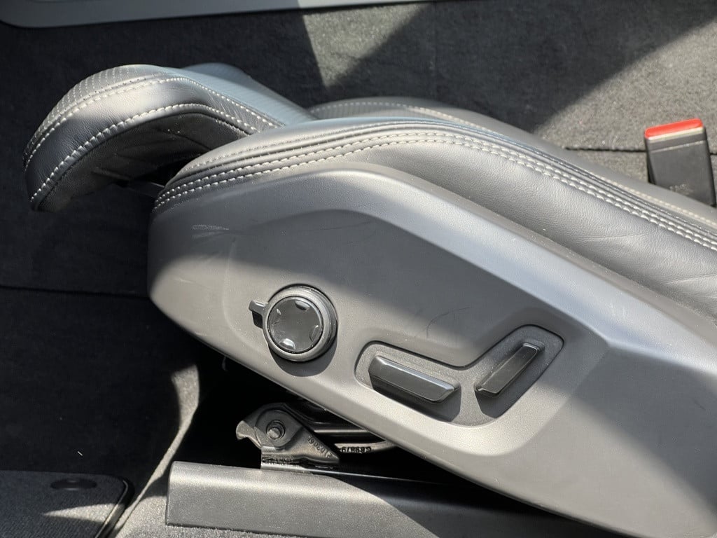 Volvo XC60 t6 340pk recharge r-design| luchtvering| panodak| adap.cruise| 3