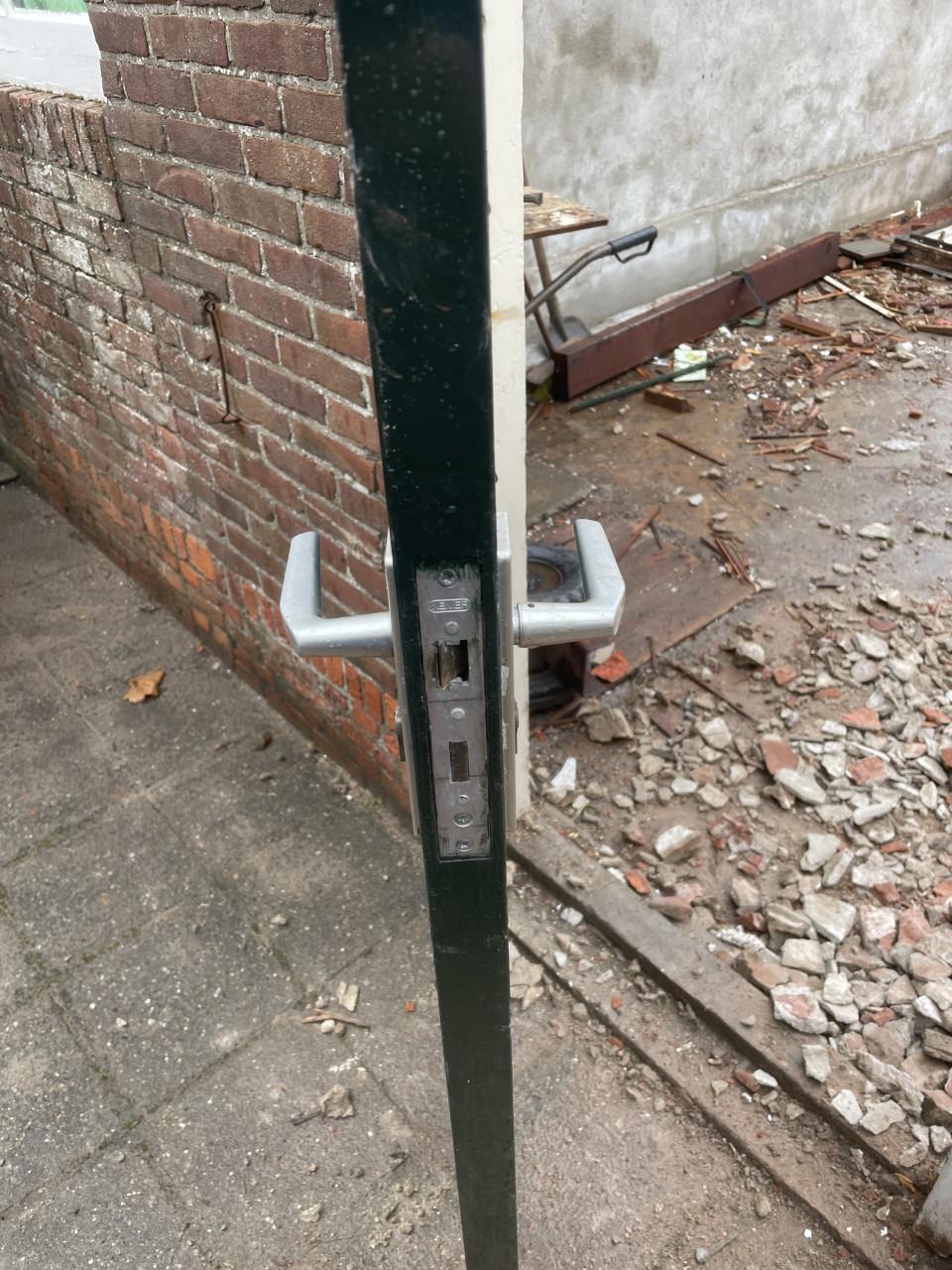 Te koop stevige houten deur voor schuur of berging